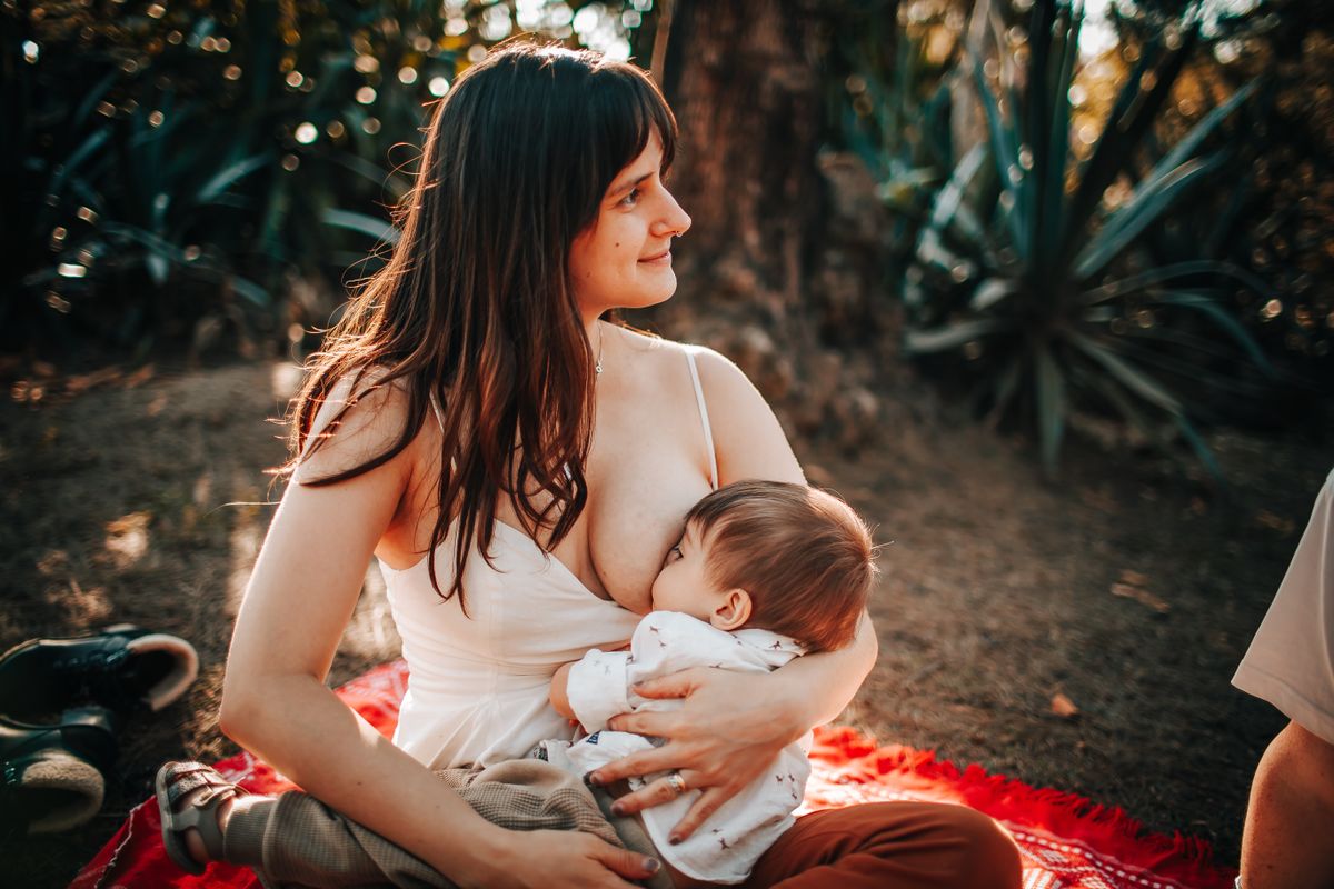Mãe amamentando o bebê ao ar livre