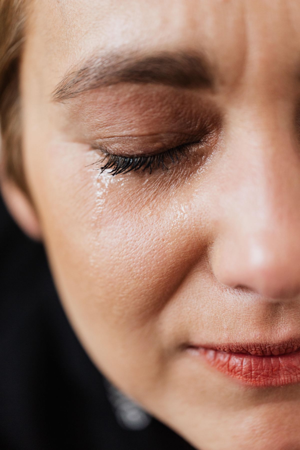 Mulher chorando sozinha, mostrando que a depressão pós-parto é real