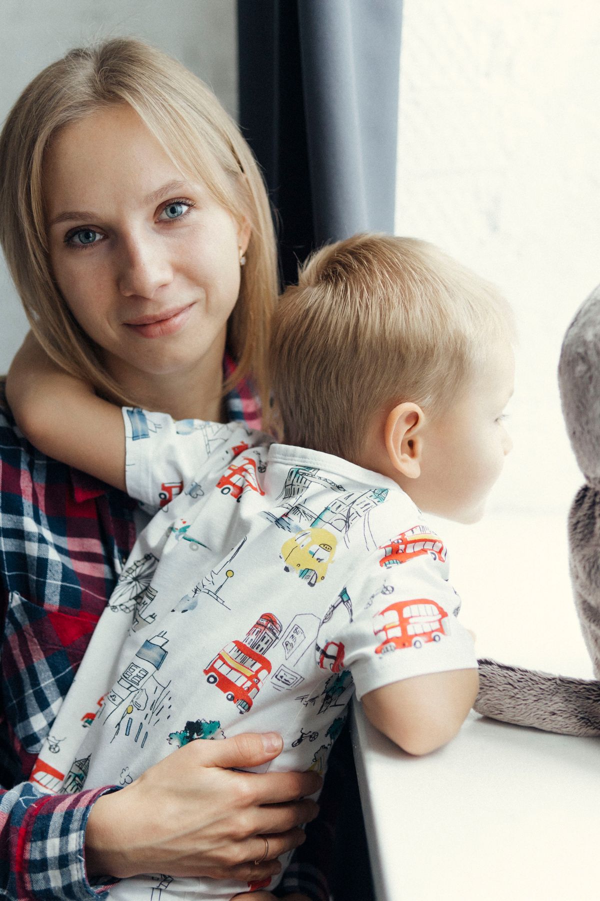Mãe com filho mais velho em momento de conexão