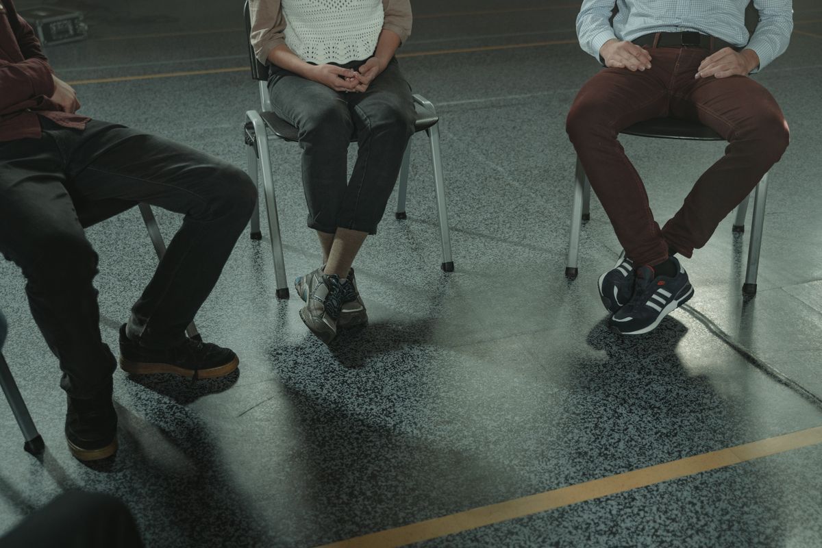 Família reunida conversando durante acompanhamento do luto prolongado