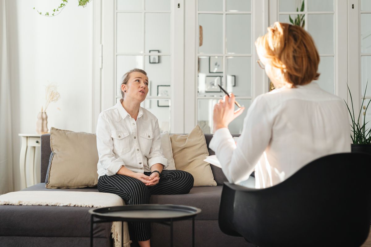 Psiquiatra em consulta para avaliação de depressão pós-parto