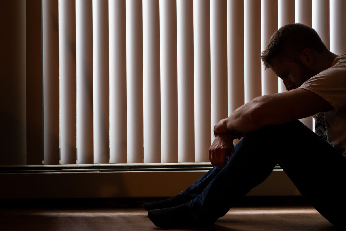 Pessoa sozinha sentindo saudade e sofrimento incapacitante